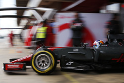 Romain Grosjean, Haas F1 Team VF-17, sale de su garaje boxes