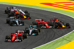 Старт гонки: лидирует Себастьян Феттель, Ferrari SF70H; на заднем плане - столкновение Кими Райкконе
