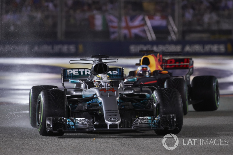 Lewis Hamilton, Mercedes AMG F1 W08, Daniel Ricciardo, Red Bull Racing RB13