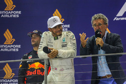 Podium: ganador, Lewis Hamilton, Mercedes AMG F1, segundo, Daniel Ricciardo, Red Bull Racing y Eddie