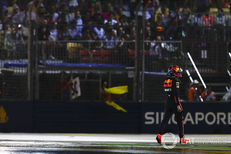 Max Verstappen, Red Bull, camina de regreso a pits