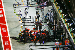 Stoffel Vandoorne, McLaren MCL32, ai box