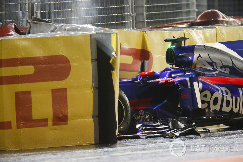 Unfallauto von Daniil Kvyat, Scuderia Toro Rosso STR12