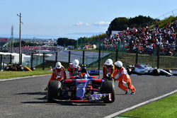Race retiree Carlos Sainz Jr., Scuderia Toro Rosso STR12 is pushed by Marshals