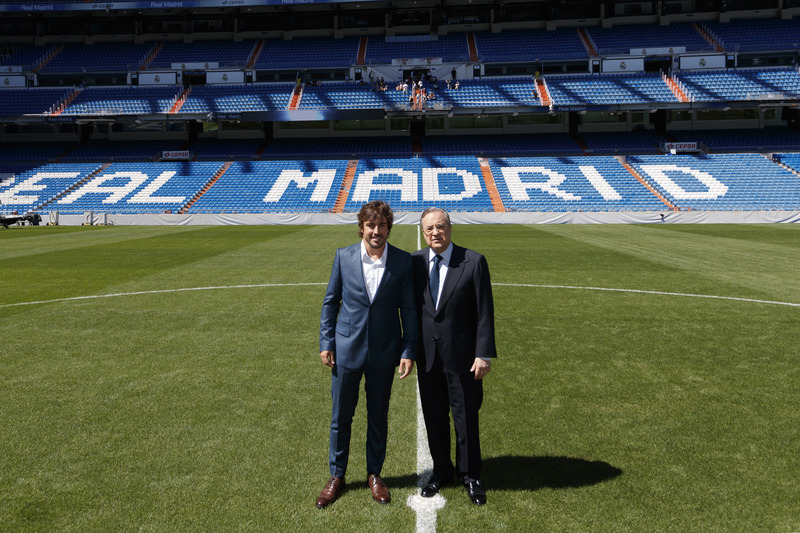 Fernando Alonso dan Florentino Pérez, Presiden Real Madrid, di Stadion Santiago Bernabéu