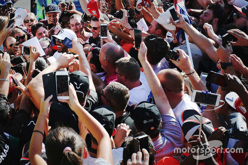 Le vainqueur Lewis Hamilton, Mercedes AMG F1, le deuxième, Valtteri Bottas, Mercedes AMG F1 fêtent la victoire avec l'équipe