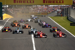 Sebastian Vettel, Ferrari SF70H, Kimi Raikkonen, Ferrari SF70H, Valtteri Bottas, Mercedes AMG F1 W08, Lewis Hamilton, Mercedes AMG F1 W08, Max Verstappen, Red Bull Racing RB13 en Daniel Ricciardo, Red Bull Racing RB13 bij de start