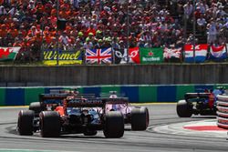 Sergio Perez, Force India VJM10, Fernando Alonso, McLaren MCL32