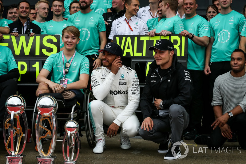 Race winner Lewis Hamilton, Mercedes AMG F1 celebrates with his brother Nicolas Hamilton, Valtteri Bottas, Mercedes AMG F1, Billy Monger and the team