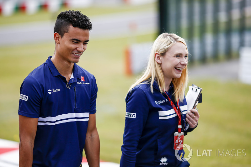 Pascal Wehrlein, Sauber, Ruth Buscombe, Senior Strategy Engineer, Sauber F1 Team