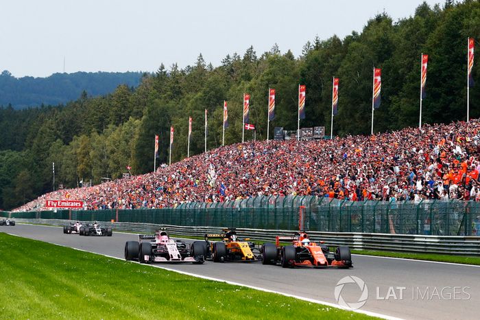 Fernando Alonso, McLaren MCL32 y Nico Hulkenberg, Renault Sport F1 Team RS17, Esteban Ocon, Sahara Force India F1 VJM10