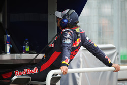 Carlos Sainz Jr., Scuderia Toro Rosso, watches FP1 from the pit wall after experiencing an early tec