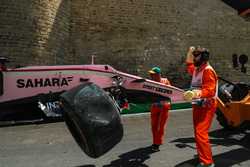 Nach Crash: Auto von Sergio Perez, Sahara Force India VJM10, wird geborgen