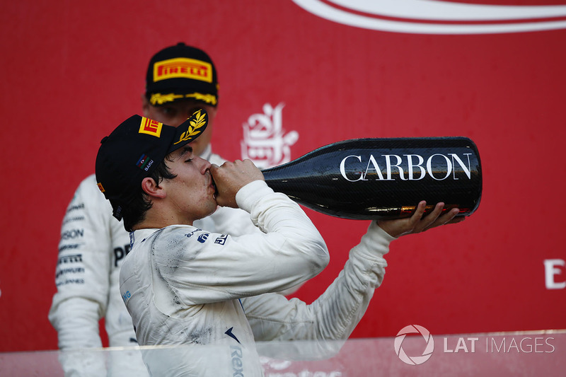 Lance Stroll, Williams, bebe champán en el podio por delante de Valtteri Bottas, Mercedes AMG F1