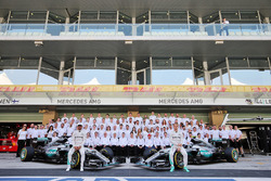 Гонщики Mercedes AMG F1 Льюис Хэмилтон и Нико Росберг
