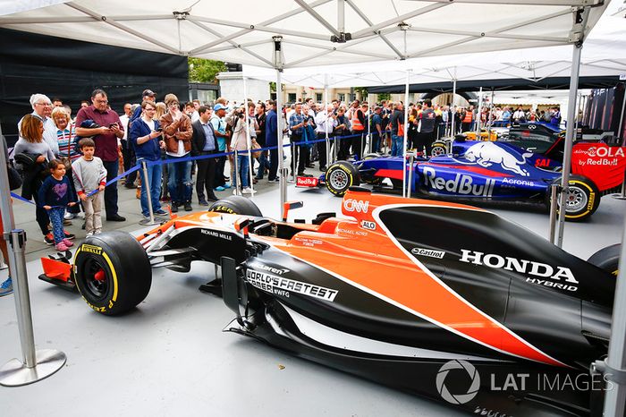 El McLaren MCL32 en el stand de los equipos