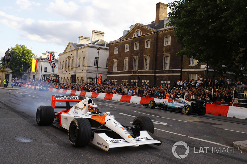 Stoffel Vandoorne, McLaren, toma un McLaren MP4/6 alrededor de Valtteri Bottas, Mercedes AMG F1 W08