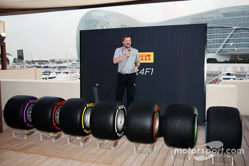 Paul Hembery, director de Pirelli Motorsport, con los neumáticos de F1 2017