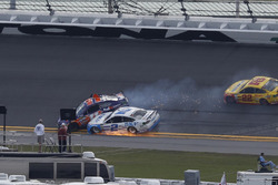 Denny Hamlin, Joe Gibbs Racing Toyota, chocamos con Brad Keselowski, Team Penske Ford