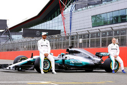 Lewis Hamilton, Mercedes AMG F1 con Valtteri Bottas, Mercedes AMG F1 y el Mercedes AMG F1 W08