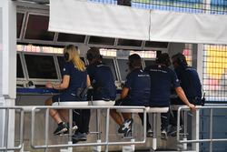 Sauber pit wall gantry