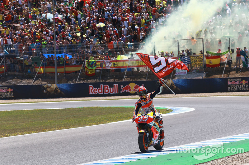 Marc Marquez membawa bendera Fan Club MM93