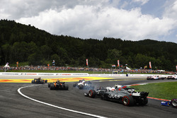 Kevin Magnussen, Haas F1 Team VF-17, chases Lance Stroll, Williams FW40, Felipe Massa, Williams FW40, Stoffel Vandoorne, McLaren MCL32, a wide Jolyon Palmer, Renault Sport F1 Team RS17 and Carlos Sainz Jr., Scuderia Toro Rosso STR12