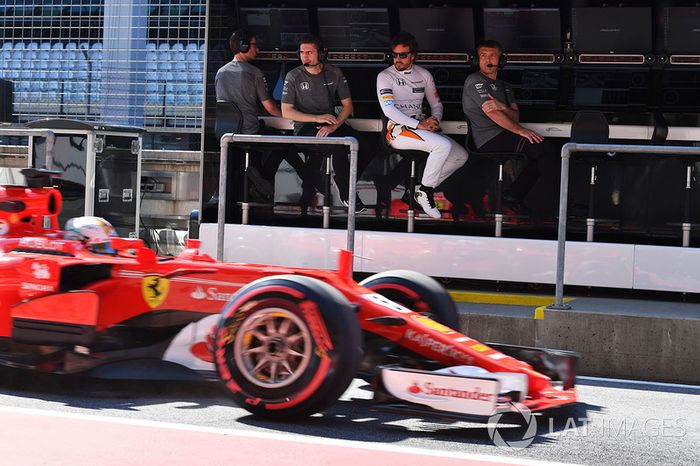Fernando Alonso, McLaren y Andrea Stella, McLaren observan a Sebastian Vettel, Ferrari SF70H
