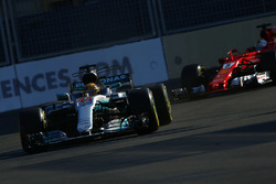 Lewis Hamilton, Mercedes AMG F1 W08, Sebastian Vettel, Ferrari SF70H