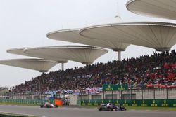 Daniil Kvyat, Scuderia Toro Rosso STR12, lidera a Esteban Ocon, Force India VJM10