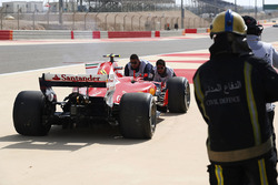 Болід Кімі Райкконена, Ferrari SF70H, після проблем з двигуном у першій практиці