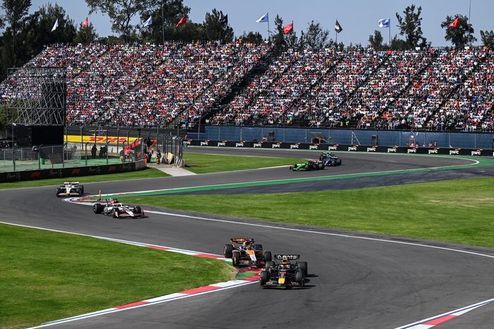 Oscar Piastri, McLaren, Yuki Tsunoda, Red Bull Racing