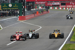 Kimi Raikkonen, Ferrari SF16-H met Sergio Perez, Sahara Force India F1 VJM09 en Jolyon Palmer, Renau