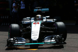 Lewis Hamilton, Mercedes AMG F1 W07 Hybrid lascia i box