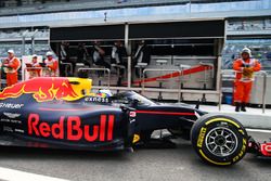 Daniel Ricciardo, Red Bull Racing RB12, abandona el pit-lane con el Aero Screen