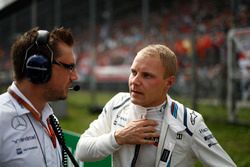 Jonathan Eddolls, Race Engineer, Williams Martini Racing, and Valtteri Bottas, Williams Martini Racing, on the grid