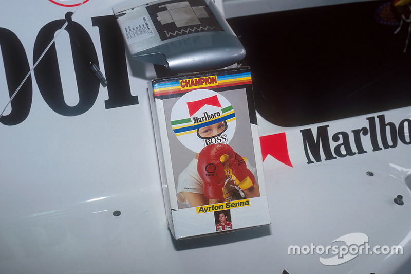 Des gants de boxe sur la voiture d'Ayrton Senna, McLaren