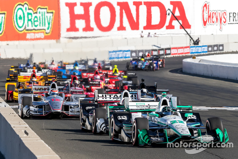 Inicio: Simon Pagenaud, Team Penske Chevrolet líder