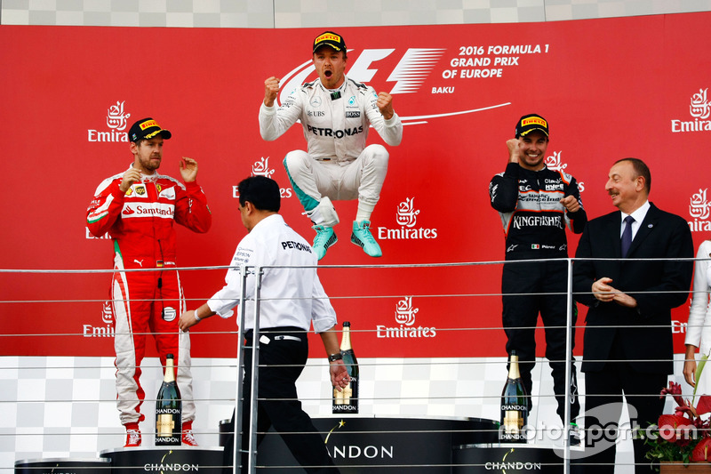 Sebastian Vettel, Ferrari, segundo; Nico Rosberg, Mercedes AMG F1, ganador; Sergio Pérez, Sahara For