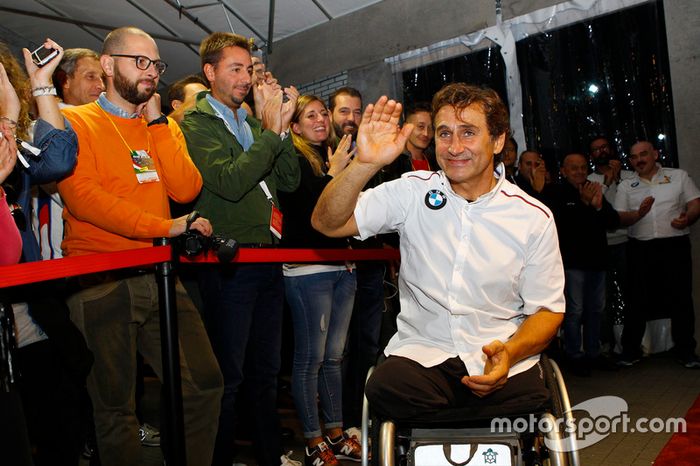 Alex Zanardi, BMW Team Italia, en la ceremonia de premiación