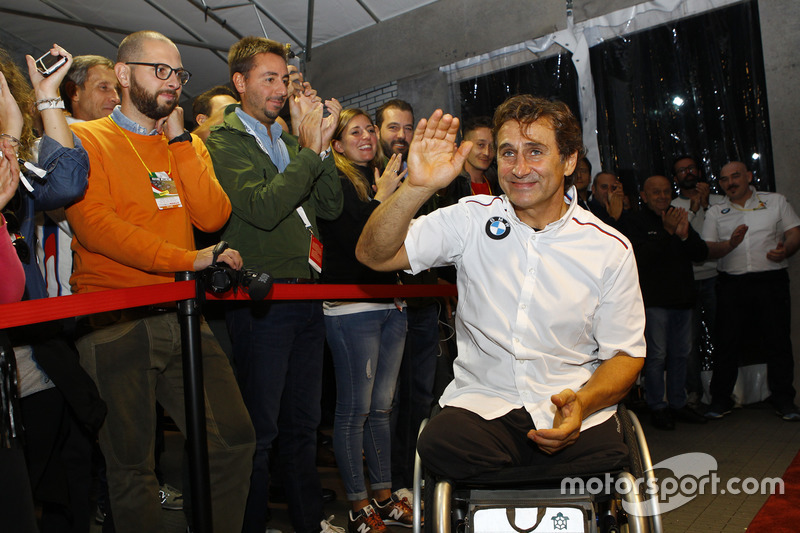 Alex Zanardi, BMW Team Italia, en la ceremonia de premiación