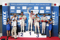 Podio: ganador Norbert Michelisz, Honda Racing Team JAS, segundo lugar Rob Huff, Honda Racing Team J