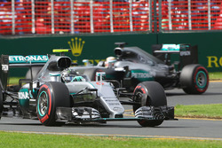 Nico Rosberg, Mercedes AMG F1 Team W07, vor dem Teamkollegen Lewis Hamilton, Mercedes AMG F1 Team W0