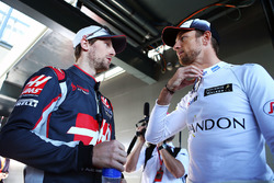 Romain Grosjean, Haas F1 Team con Jenson Button, McLaren