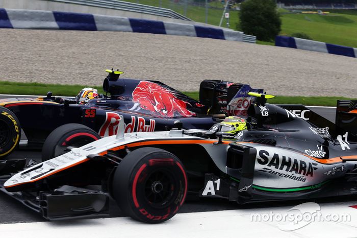 Carlos Sainz Jr., Scuderia Toro Rosso STR11 y Sergio Pérez, Sahara Force India F1 VJM09 luchan por la posición