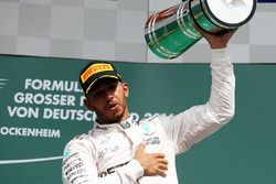 Podio: ganador Lewis Hamilton, Mercedes AMG F1