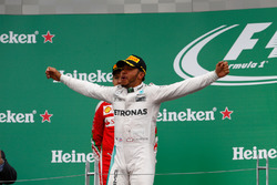 Sieger Lewis Hamilton, Mercedes AMG F1 feiert auf dem Podium