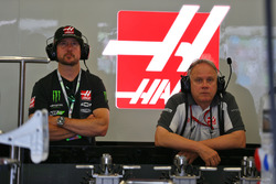Курт Буш, пілот NASCAR в піт-гаражі Haas F1 Team разом з Джином Хаас, президентом Haas Automotion
