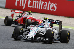 Valtteri Bottas, Williams FW38 devant Kimi Raikkonen, Ferrari SF16-H