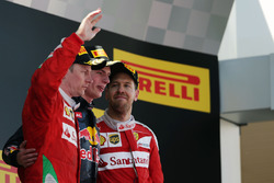 Podio: Kimi Raikkonen Ferrari, segundo lugar Max Verstappen, Red Bull Racing ganador de la carrera;